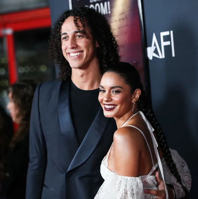 Svjetska premijera nove glazbene drame pod nazivom &quot;Tick, Tick... Boom!&quot; redatelja Lin-Manuela Mirande održala se u Los Angelesu, a glumica Vanessa Hudgens koja u tom filmu igra lik Karesse Johnson, blistala je u raskošnoj bijeloj haljini proslavljene dizajnerice Vere Wang u društvu svog dečka Colea Tuckera.