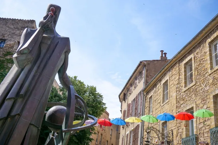 Nostradamusovi stihovi objavljeni 1555. godine u djelu „Proročanstva&quot; navodno su nagovijestili pandemiju koronavirusa 2020. godine. 

&quot;Velika kuga izbit će u pomorskom gradu/

Neće prestati dok smrt ne bude osvećena&quot;.

Kineski grad Wuhan nije pomorski, ali je pretpostavka da je epidemija potekla s riblje tržnice nekima je bila dovoljan dokaz da je francuski mistik predvidio globalnu pandemiju. Prema nekim navodima ovo uopće nije Nostradamusov citat.