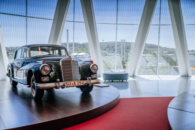 Još od mandata Konrada Adenauera početkom 1950-ih njemački su kancelari bili odani &quot;trokrakoj zvijezdi&quot;. Tu tradiciju prekinuo je Gerhard Schröder koji se odlučio za Volkswagen Phetona i Angela Merkel koja se vozila Audijem A8 L W12 Security.