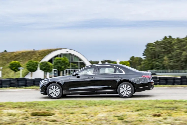 Naravno, kao i prethodnim slučajevima, riječ je o blindiranoj limuzini, a puno joj je ime Mercedes-Benz S 680 GUARD 4MATIC te je za njenu izradu potrebno do 50 dana. 