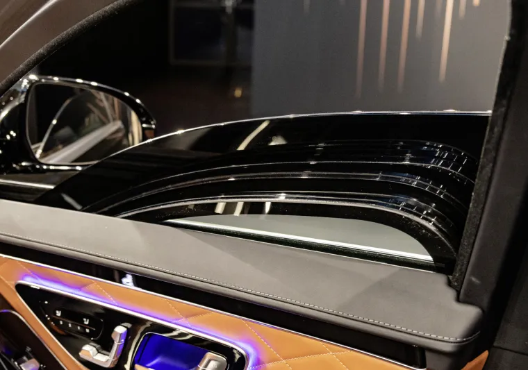 Stakla su presvučena neprobojnom folijom debljine deset centimetara, a sustav mu omogućava da čak i s neispravnim gumama može prijeći do 30 kilometara kako bi iza&scaron;ao iz potencijalno opasne zone.