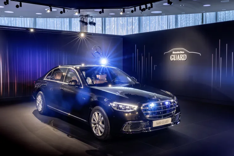 Osnovna cijena je 457.100 eura plus porez na dodanu vrijednost koji država neće morati platiti. Kako bi mogli upravljati ovakvim strojem, Mercedes nudi poseban tečaj vozačima. 