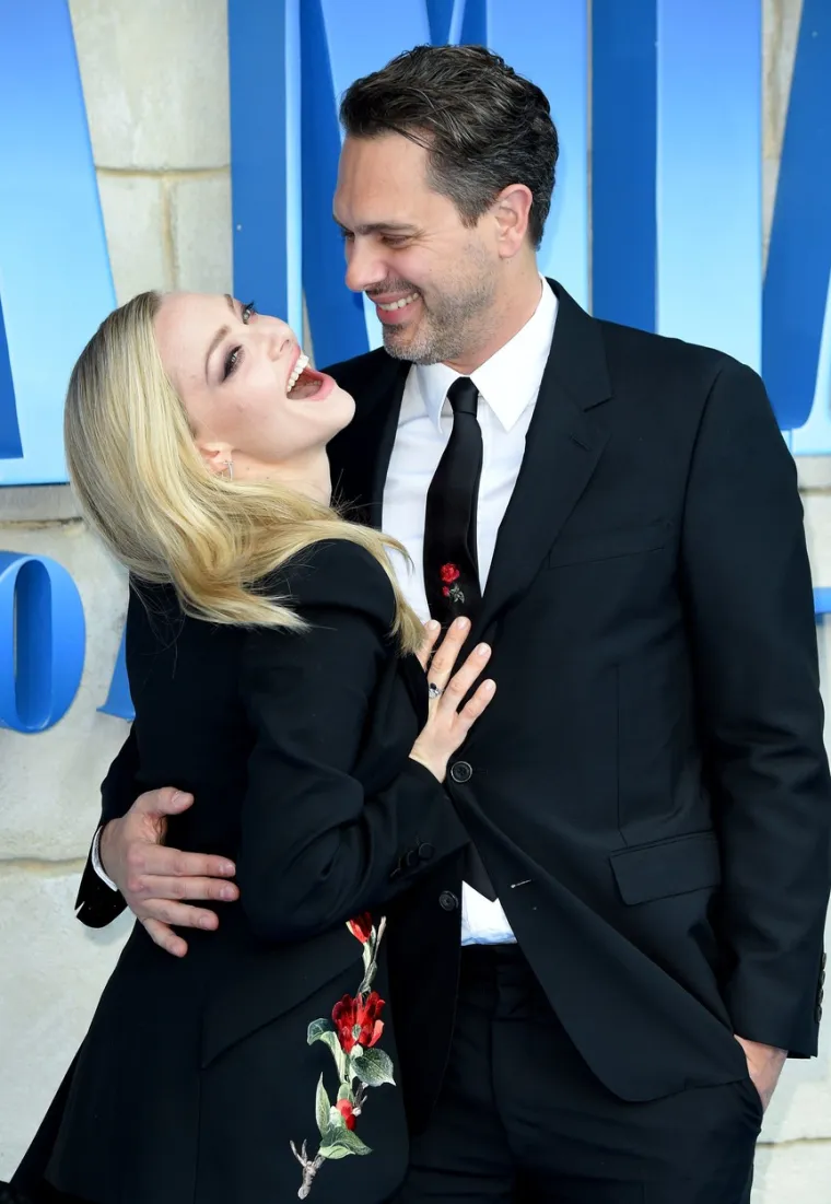 AMANDA SEYFRIED I THOMAS SADOSKI - Glumica Amanda Seyfried prošle je godine na svom Instagram profilu podijelila vijest o tome da je drugi put postala mama. Ona i suprug Thomas Sadoski dočekali su još jednu prinovu, sina, a prigodu su iskoristili kao povod da pažnju usmjere na jednu humanitarnu akciju. Glumica je na svom Instagram profilu podijelila fotku bebe, a ispod je apelirala na svoje pratitelje da jednom mjesečno doniraju barem 4 dolara organizacijama INSARA i War Child koje brinu o djeci u područjima pogođenim ratom.
