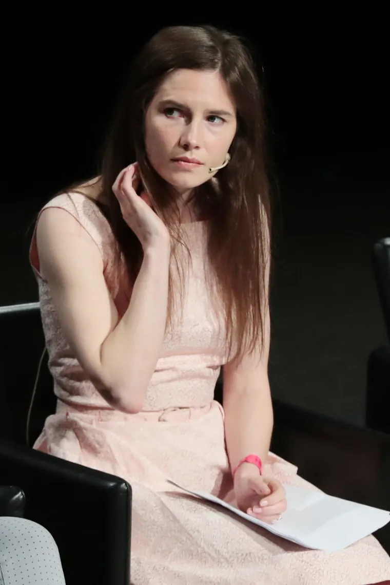 AMANDA KNOX I CHRISTOPHER ROBIN - U listopadu 2021. Amanda Knox dobila je svoje prvo dijete, malenu kćerkicu koju je odlučila čuvati od očiju javnosti. Podsjetimo, Amanda Knox puštena je na slobodu i oslobođena optužbi da je ubila svoju britansku cimericu Meredith Kercher. Knox i njen tadašnji dečko Raffaele Sollecito proglašeni su krivima za ubojstvo 2009. i osuđeni na dugogodišnje zatvorske kazne. Proveli su četiri godine u zatvoru do 2011. kada je sud u nedostatku dokaza poništio presude i pustio ih na slobodu.