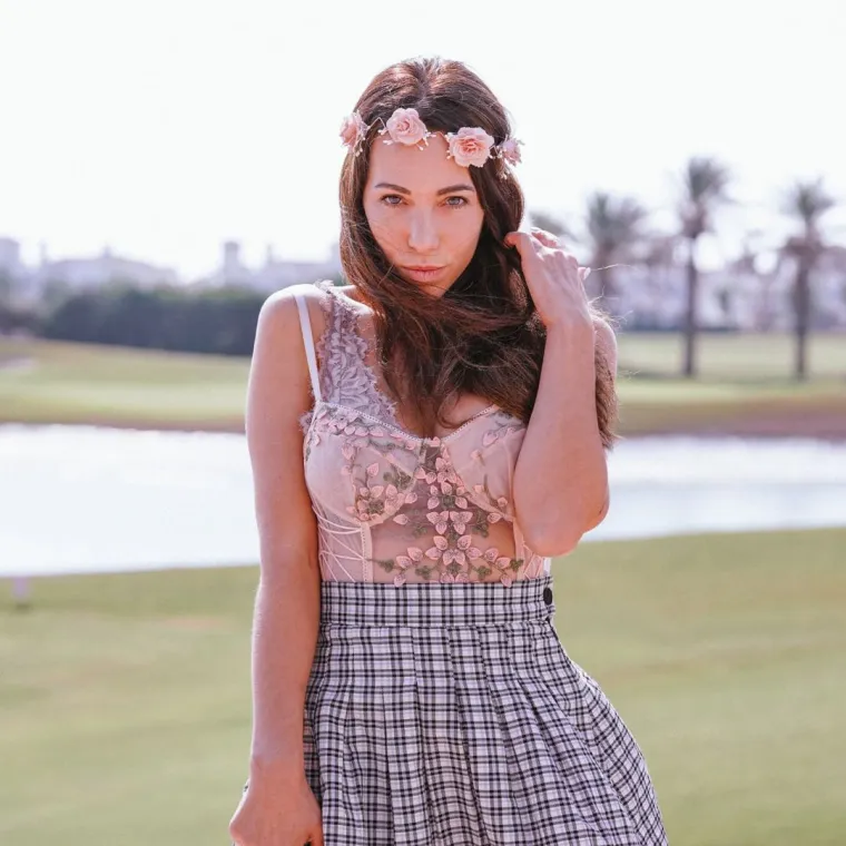 Snimke uglavnom uče mu&scaron;karce kako na ispravan način zadovoljiti žene, a Lana tvrdi da je u međuvremenu dobila podr&scaron;ku i svog biv&scaron;eg supruga, oca svoje djece.