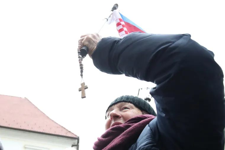 Prosvjednici protiv COVID potvrda u 'Bedemu ljubavi', vikali su: 'Bero&scaron;a na robiju' i 'Alemka vje&scaron;tice'