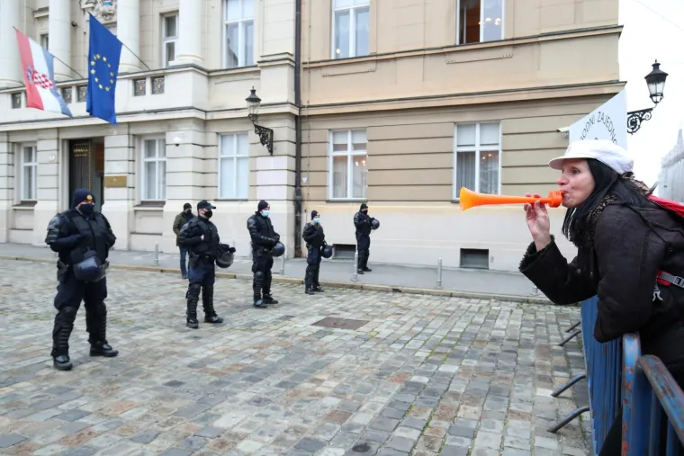 Prosvjednici protiv COVID potvrda u 'Bedemu ljubavi', vikali su: 'Bero&scaron;a na robiju' i 'Alemka vje&scaron;tice'
