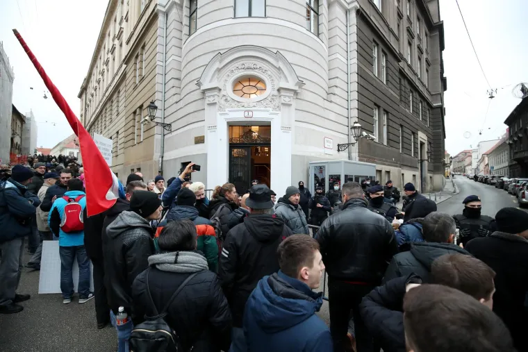 Prosvjednici protiv COVID potvrda u 'Bedemu ljubavi', vikali su: 'Bero&scaron;a na robiju' i 'Alemka vje&scaron;tice'