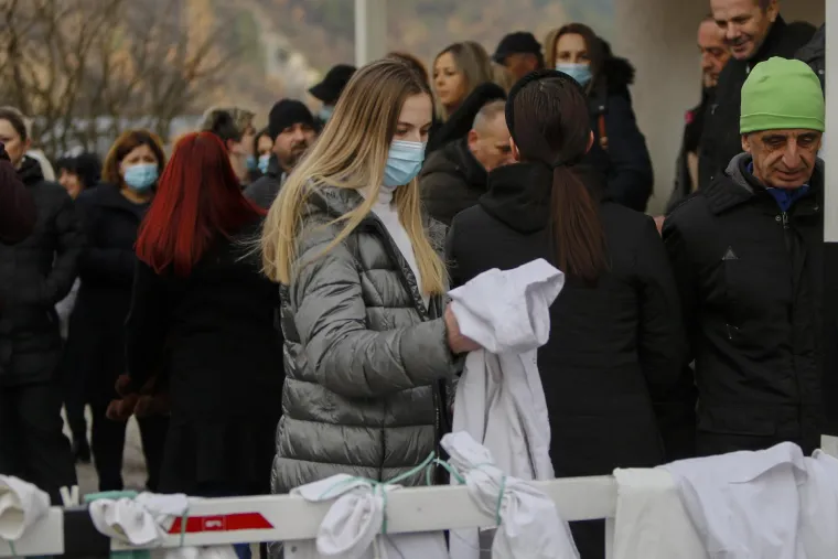 Zdravstveni radnici u BiH skinuli svoje kute u znak protesta i najavili masovne otkaze: 'Nisam skinuo kutu ni u ratu'