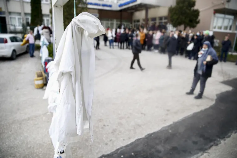 Zdravstveni radnici u BiH skinuli svoje kute u znak protesta i najavili masovne otkaze: 'Nisam skinuo kutu ni u ratu'