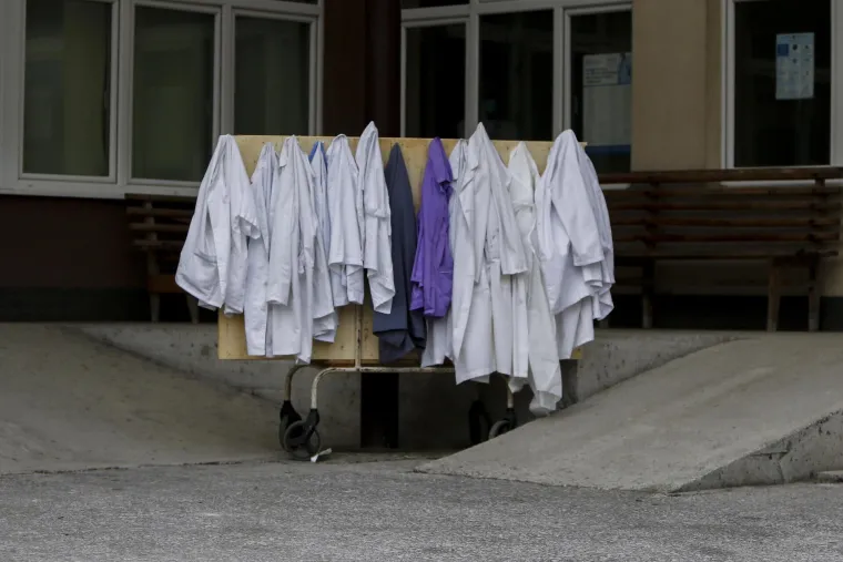 Zdravstveni radnici u BiH skinuli svoje kute u znak protesta i najavili masovne otkaze: 'Nisam skinuo kutu ni u ratu'