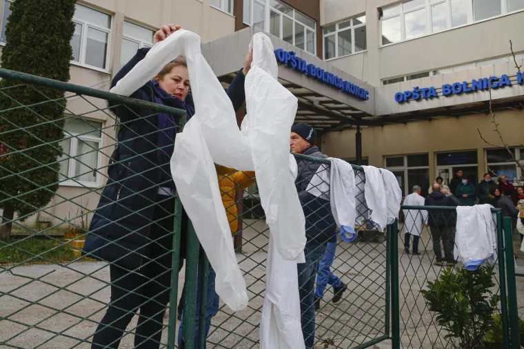 Zdravstveni radnici u BiH skinuli svoje kute u znak protesta i najavili masovne otkaze: 'Nisam skinuo kutu ni u ratu'