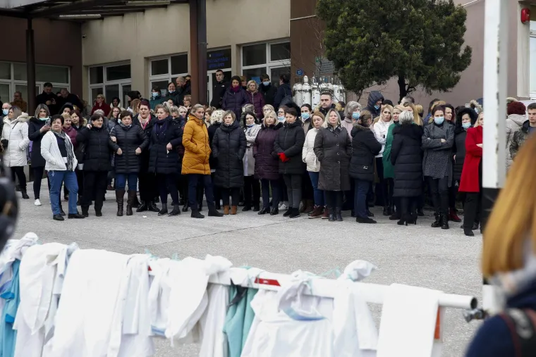 Zdravstveni radnici u BiH skinuli svoje kute u znak protesta i najavili masovne otkaze: 'Nisam skinuo kutu ni u ratu'