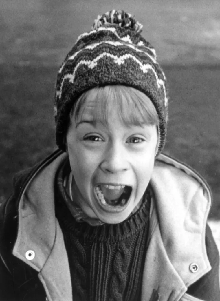 Macaulayev se život zauvijek promijenio kada je 1990. glumio u filmu &quot;Sam u kući&quot;. Film je zaradio 476 milijuna dolara diljem svijeta, a nastavak filma zaradio je 359 milijuna dolara. 