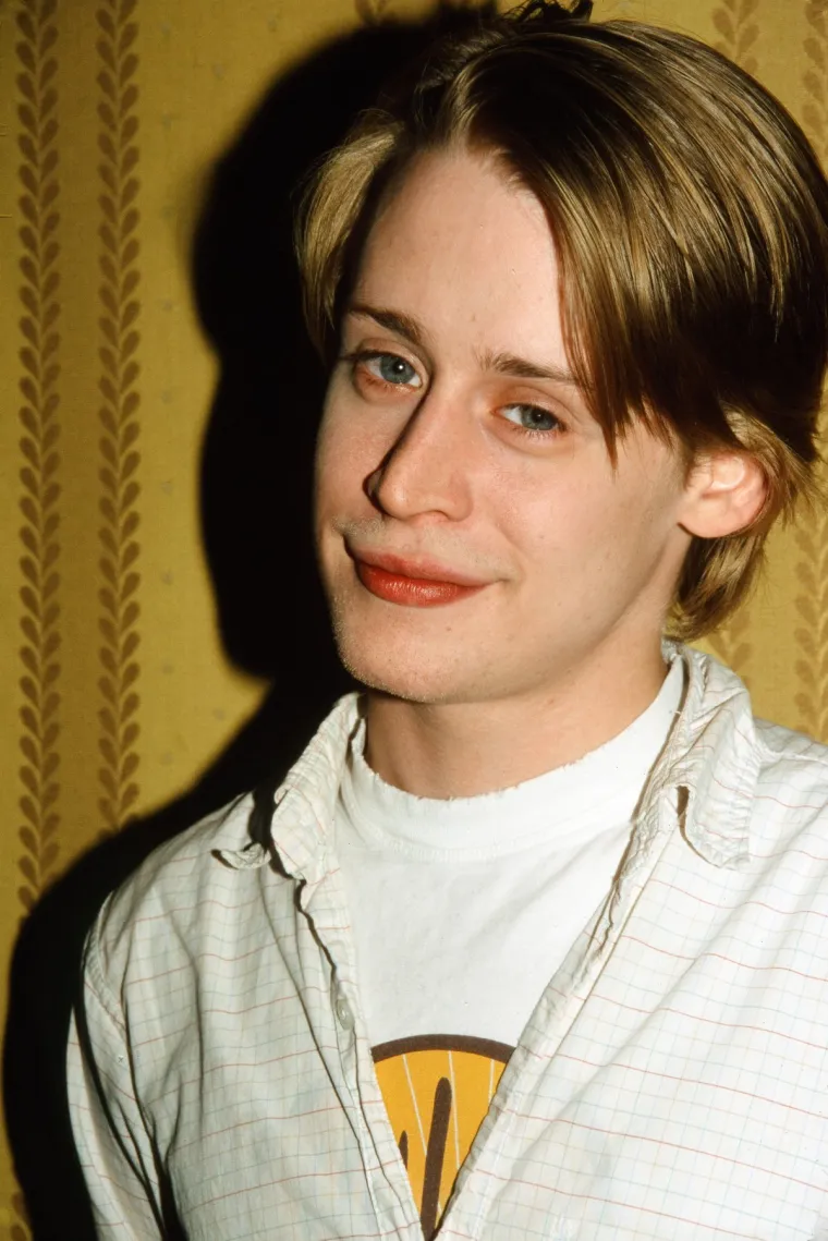 Macaulay je bio suvozač kada je njegov prijatelj uhvaćen u prebrzoj vožnji. Policija je pretražila automobil i pronašla ilegalnu drogu, zbog čega je Macaulay bio uhićen, to se dogodilo 2004. Kasnije se saznalo da mu se odvija prava tragedija u obitelji, jedna od njegovih polusestara umrla je od predoziranja kada je imala 29 godina, a nekoliko godina kasnije njegovu sestru Dakotu udarilo je vozilo u LA-u i preminula je, također, u dobi od 29 godina.