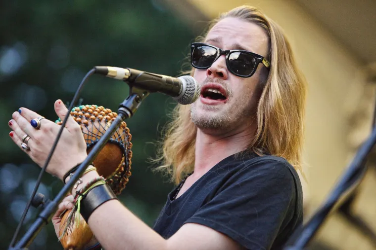 Pompa oko sporne fotografije iz 2012. na kojoj izgleda mršavo, gotovo prozirno, rasplamsala je tabloide pričama da je bio ovisan o heroinu i oksikodonu, a sve nakon raspada veze s glumicom Milom Kunis. S obzirom na njegovo prijateljstvo s poznatim ovisnicima, Adamom Greenom i Peteom Dohertyjem – kao i prethodno uhićenje zbog posjedovanja marihuane, Xanaxa i klonazepama, ovaj 