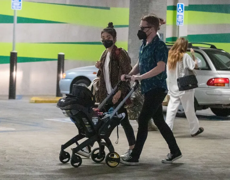 Macaulay Culkin i Brenda Song u šetnji sa sinom Dakotom, 2021.