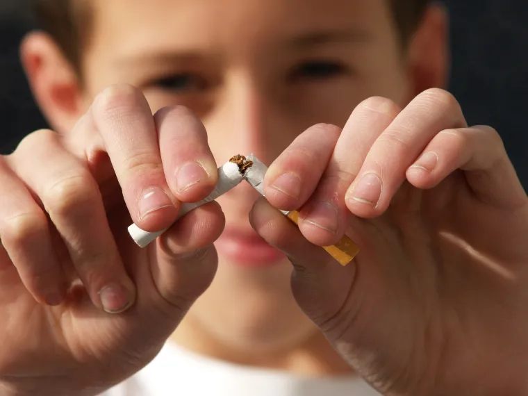 Ono što će vam sigurno pomoći - i to ne samo u zagrijavanju tijela, nego i u brojnim drugim stvarima jest prestanak pušenja. Nikotin u cigaretama, kao i kofein u pićima uzrokuje sužavanje krvnih žila - što uzrokuje hladnoću.

