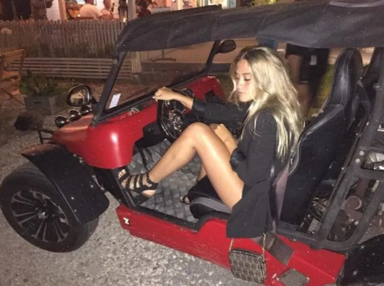 Ovako izgleda kad Aguero ide u penziju s 33 godine: Ferrari, Lambo, krstarenja i gola cura iz snova...