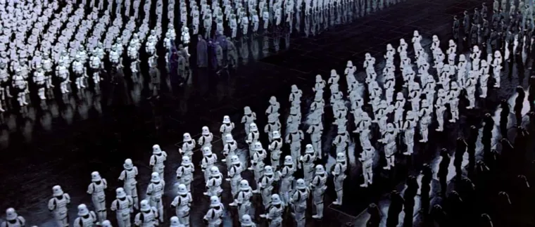 6.Vojne formacije Stormtroopera i vizualni identitet temelje se na Trećem Reichu:
Koliko su snage Imperija temeljene na Trećem Reichu  najbolje opisuje  glavni kostimograf John Moqllo: &quot;Nismo se povodili za nekim videozapisom, ali smo imali dosta knjiga; ZF knjiga, knjiga o Drugom svjetskom ratu, Vijetnamu, japanskom oklopu… George je dao samo temeljne upute… želio je da imperijalna vojska izgleda učinkovito, totalitaristički, fašistički; a pobunjenici dobra ekipa kao nešto iz vesterna ili američkih marinaca. Rekao nam je: &apos;Imate jako težak posao jer ne želim da itko primijeti kostime. Istodobno moraju izgledati poznati i ne smiju izgledati poznato&quot;, prisjeća se Mollo.
