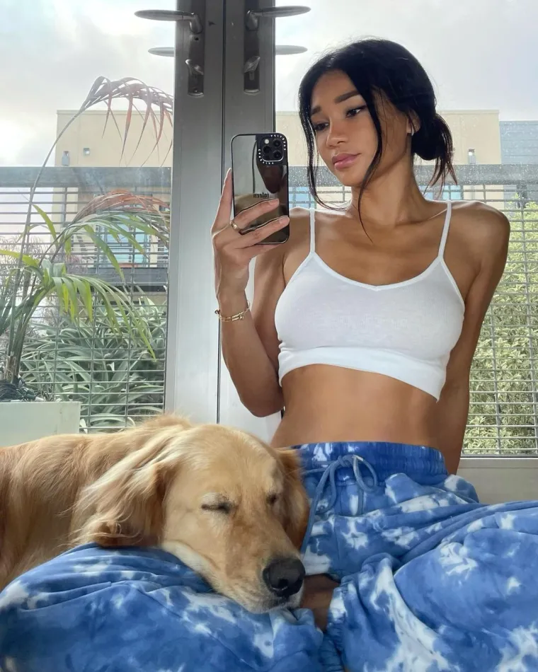 Zajedno s kćeri izlazi i bari frajere, a i može joj se imati koga hoće kada izgleda barem 20 godina mlađe