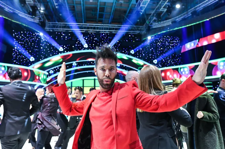 Marko Grubnić sin je jedinac Branke i Veljka Grubnića. Rođen je 15. prosinca 1982. godine u Zagrebu, ali je s obitelji živio u Pakracu, gradiću u zapadnom dijelu Slavonije. Kako je i sam u više navrata tvrdio, imao je bezbrižno djetinjstvo i potpunu slobodu. Igrao se s čim je htio i kad je htio. Po medijima se često znalo provlačiti kako se u djetinjstvu umjesto lopte i blata, najčešće znao igrati s barbikama. Kako je i sam rekao za 24 sata: &quot;Zahvalan sam roditeljima upravo na takvom djetinjstvu. Volio bih jednoga dana, nadam se uskoro, da i moje dijete ima upravo takvo djetinjstvo kakvo sam imao ja. Moji roditelji su na meni ostavili neizbrisiv putokaz kako to treba izgledati&quot;. 