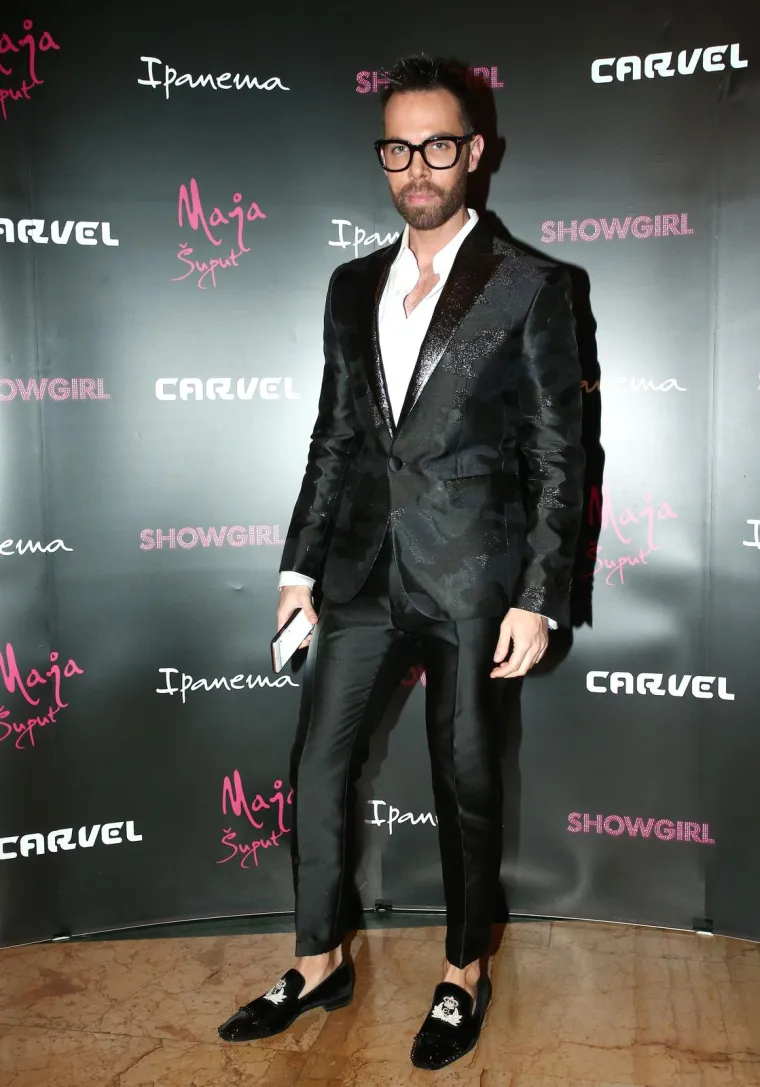 Studirao je na Pravnom fakultetu, a diplomirao je 2009. godine. Kako je i sam rekao, fakultet je priveo kraju najviše zbog roditelja, a studirao je skoro deset godina. &quot;Ni sam ne znam koje godine sam upisao fakultet. Morao bih pogledati. Za diplomski sam se dugo pripremao, a tema mi je bila &apos;Upravni spor&apos; iz predmeta Postupovnog prava&quot;, rekao je povodom diplome.