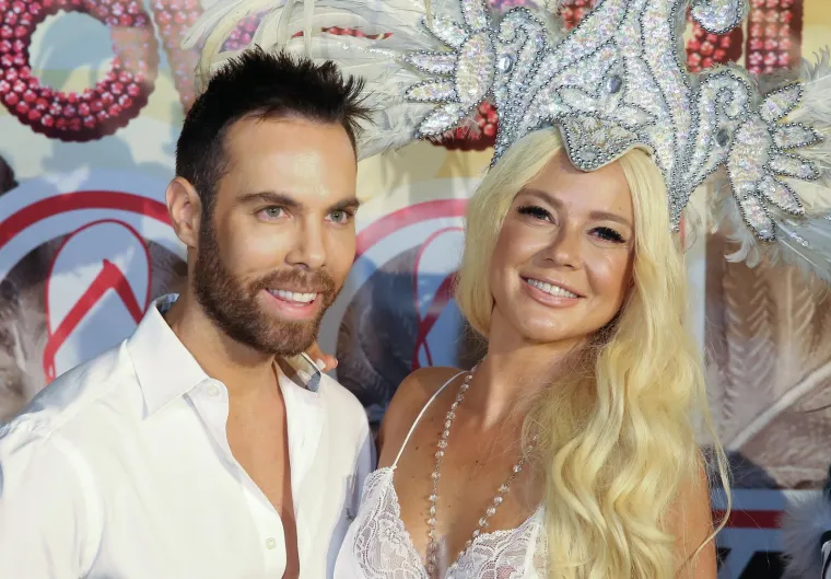 O tome koliko mu Maja vjeruje kad su u pitanju modni komadi kaže i ovako: "Maja nema &scaron;to nije isprobala. Ja nekako iz svoje frustracije, želje, ja to sve nekako kroz nju filtriram. Ona to sjajno iznosi", pohvalio je Modni Mačak svoju najbolju prijateljicu. Vrckavu pjevačicu ne samo da nećete dvaput vidjeti u istom izdanju, nego svaki sljedeći outfit dijametralno je suprotan od prethodnoga, a za to je zaslužan upravo on. "Beskrajno mi vjeruje i to je ne&scaron;to na &scaron;to sam najponosniji u životu, dogovorimo se oko datuma snimanja spota, a ona pojma nema &scaron;to će obući u svom vlastitom spotu, dakle do te mjere mi vjeruje".  Na slici iz 2013. vidimo ih na Pool partyju u Hotelu Solaris nadomak &Scaron;ibenika.