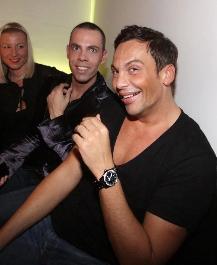 Grubnić i Neven Ciganović već su vi&scaron;e od 12 godina zakleti neprijatelji. Iako nikad nisu ni bili neki veliki prijatelji, dvojica stilista intenzivno su se počela družiti neposredno prije propalog Celebrity Big Brothera u kojem su obojica sudjelovali. Prijateljstvo je učvr&scaron;ćeno u BB kući, a nastavilo se i nakon izlaska iz showa, da bi potom zaratili i onda se, gotovo svakodnevno, počeli prepucavati. Na fotografiji iz 2009. sudjeluju na otvorenju zadarskog bara Shine.