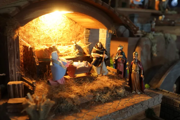 1.Darove donosi mali Isus:  Hrvatska tradicija baš ne poznaje simpatičnog debeljuškastog lika koji leti sanjkama, sobova na našim prostorima nije bilo valjda otkako su nas nastanjivali neandertalci, a ako su naši (pra)djedovi i (pra)bake vješali čarape pored kamina u tome sigurno nije bilo ničega blagdanskoga.
Originalno, kao što za svoje dane djecu darivaju sveci Nikola i Lucija, darove za mali Božić nosi rođendanski slavljenik – mali Isus. Ako se pitate kako bi jednodnevna beba mogla nositi darove, odgovor je jednak onome na pitanje &apos;A kako se točno  pretili starac u zimskom kaputu može provući kroz naš dimnjak kad mi imamo centralno&apos;.
