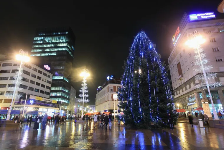 2. Kako se uopće zove Djedica?  Reći da je Djed Mraz komunistička izmišljotina kako bi se dokinulo slavljenje Božića točno je taman onoliko koliko je točno tvrditi da je Djed Božićnjak izmišljen &apos;90-ih samo zato bi pod svaku cijenu Hrvatska obrisala 50 godina povijesti (a za razliku od zrakomlata ili sintagme &apos;čestit Božić i zaživio).  Prilično točno, ali to je samo dio priče. Iako su obojica prikazivani kao Djedice u crvenoj odjeći koji djeci daruju poklone, Djed Mraz ipak ima podlogu u mitologiji (doduše ruskoj), dok bi se Djed Božićnjak  eventualno mogao povezati s engleskim Father Christmasom koji je prilično različit.
