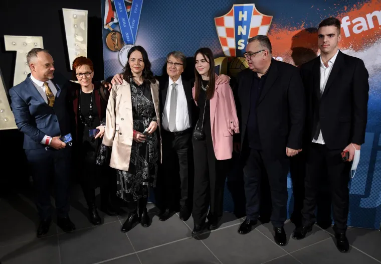 Ćiro Blažević glavna zvijezda premijere filma o sebi. Pogledajte koje su ga sve istinske legende do&scaron;le pozdraviti