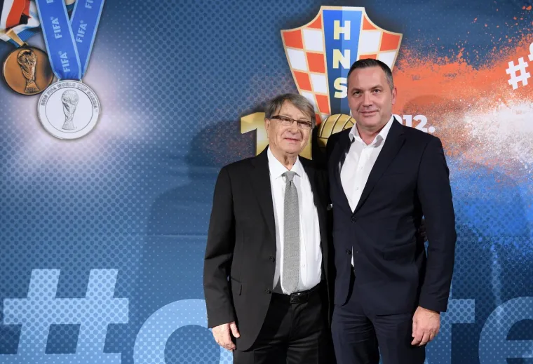 Ćiro Blažević glavna zvijezda premijere filma o sebi. Pogledajte koje su ga sve istinske legende do&scaron;le pozdraviti