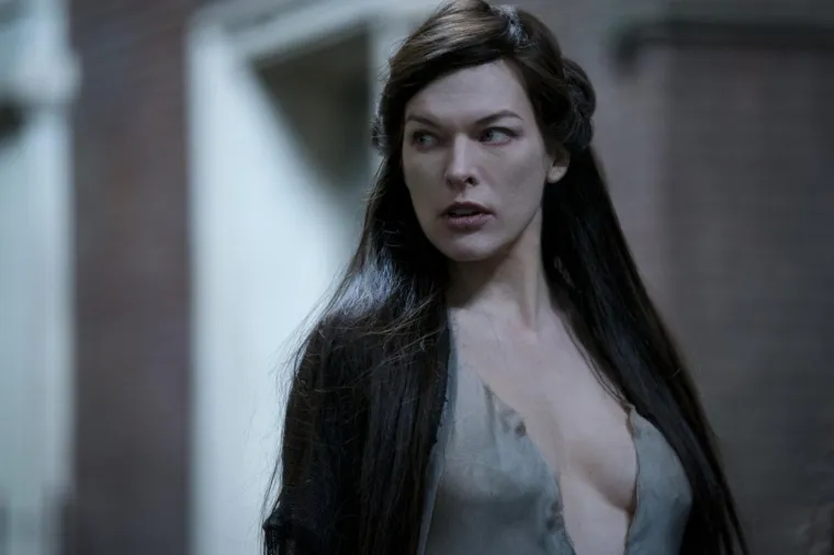 U filmu “Hellboy” Jovovich je utjelovila pojavu i glas Krvave Kraljice. Film je treća ekranizacija i prvi reboot baziran na istoimenom stripu.