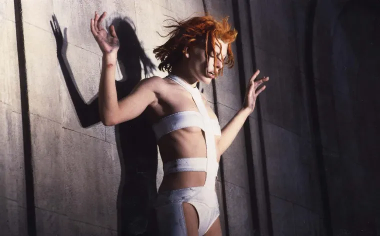 Svjetsku slavu postigla je ulogom savršenog bića, Leeloo, u SF filmu Luca Bessona &quot;Peti element&quot;. Jezik kojim govori Leeloo izmislio je Luc Besson, a usavršila ga je upravo Milla Jovovich. Do kraja snimanja filma toliko su razvili taj jezik da su bili u mogućnosti voditi razgovor na njemu.