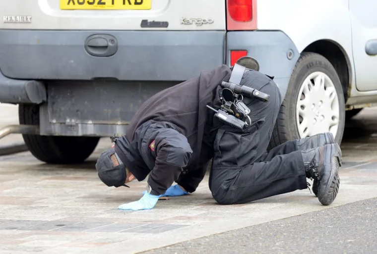 Kad smo kod pripreme automobila za vožnju, dodajmo da u Danskoj ne smijete pokrenuti vozilo bez da ste zavirili ispod njega. Razlog? Djeca koja se vole igrati skrivača te se potencijalno sakriti ispod auta. Zato, prije ulaska u automobil - na koljena. 