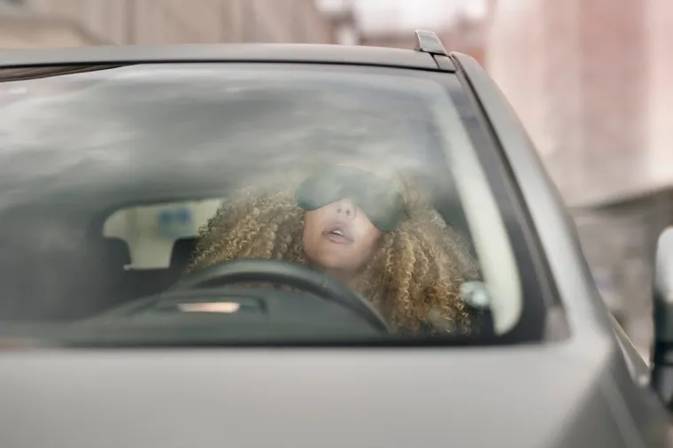 Da prilikom vožnje morate biti maksimalno skoncentrirani i nesmetani je svima jasno, ali neki su odlučili to potvrditi i zakonom. Tako je u američkoj Alabami jasno propisano da ne smijete voziti zavezanih očiju. U ostatku svijeta to smijete učiniti, ali svejedno nemojte.