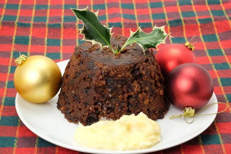 3. Napravite Creme Fraiche!
Maslac od rakije tradicionalni je engleski slatki božićni umak kojeg mnogi naprosto obožavaju. Ako se jedan od njih, pokušajte ga zamijeniti polumasnom creme fraiche, kremom na bazi kiselog vrhnja. Naime, maslac je izuzetno bogat zasićenim mastima i ima oko 89 kalorija po žlici, dok polumasni creme fraiche ima samo 49 kalorija. Također, majonezu u francuskoj salati možete zamijeniti nemasnim jogurtom ili ukusnom Creme Fraiche.