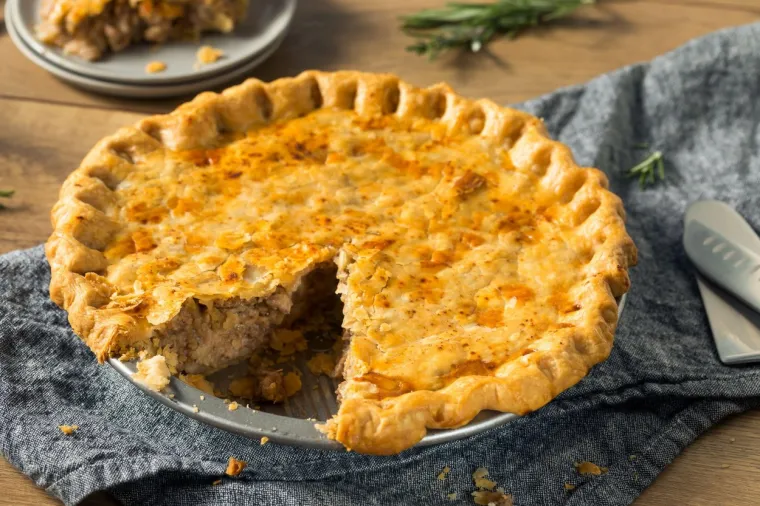 6. Pripazite kakve pite ćete napraviti!
Znamo da pite s mljevenim mesom nikada neće osvojiti nikakvu nagradu za zdravi obrok, ali ne bojte se, postoje neke njene bolje varijante. Umjesto da je prekrijete s tijestom, pecite je otvorenu, tako ćete uštedjeti oko 50 kalorija i pet grama šećera. No, ako je baš volite cijelu zabundanu u tijesto, izaberite ono s manje masnoće.