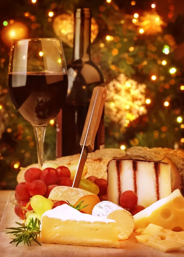 10. Pametno izaberite sireve!
Namazi, dipovi i plate nisu potpuni bez sira. Pametan izbor ove namirnice može vas itekako spasiti od nakupljanja suvišnih kilograma. Mozzarellu i stilton izbjegavate u širokom luku. Umjesto njih kupite camembert, ricottu ili neki svježi sir te ih servirajte u manjim porcijama.