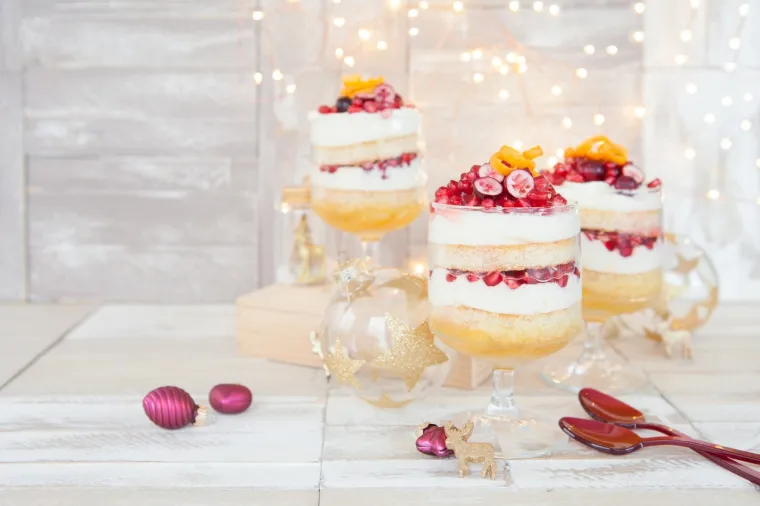 11. Dotjerajte trifle!
Ako vaša obitelj obožava trifle, napravite ga sa želeom bez šećera, nemasnom kremom i svježim voćem ili konzerviranim voćem u vlastitom soku umjesto onog u sirupu. Time ćete uštedjeti oko deset grama masti i pet grama šećera po porciji. Umjesto slatkog vrhnja možete koristiti polumasni creme fraiche.