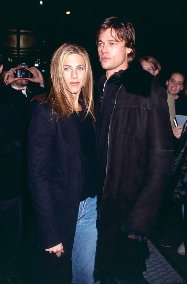 Pitt je 1998. upoznao Jennifer Aniston, glumicu iz &quot;Prijatelja&quot; i oženio je na svečanosti u Malibuu 29. srpnja 2000. Par se osigurao da ceremonija ostane privatna angažiravši stotine zaštitara da spriječe upad paparazza; u medijima je objavljena samo jedna slika s vjenčanja.

Iako je njihov brak nekoliko godina bio smatran jednim od rijetkih uspješnih u Hollywoodu, počele su kružiti glasine o bračnim problemima, a Pittovi su 7. siječnja 2005. najavili svoju rastavu. 