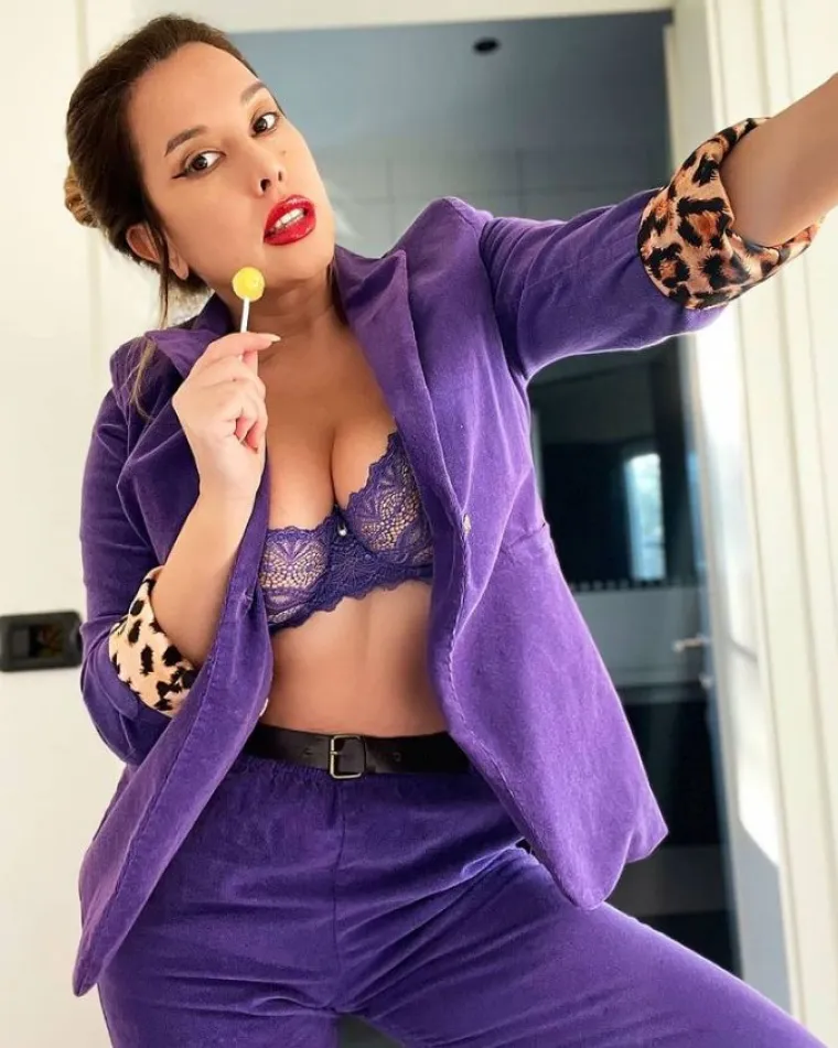 Ne smijemo izostaviti ni njezin popularni ljetni hit &rdquo;Biondina&rdquo;, koji je snimila s klapom Sveti Florijan, a na kojem je radio dvojac Branimir Mihaljević i Fayo. Nakon brzih i zabavnih hitova, pjevačica je ugodno iznenadila publiku i lijepom baladom.