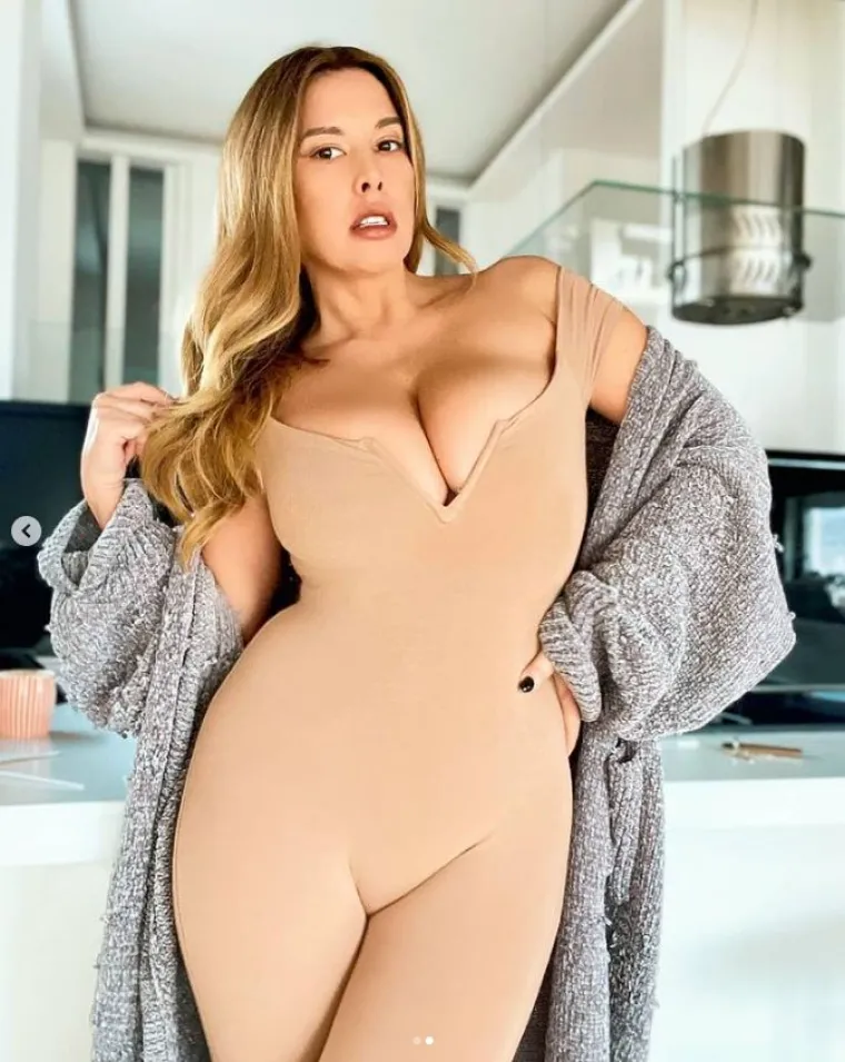 Nivesinu popularnost je dokazalo i gostovanje na otvorenju jednog od najelitnijih klubova diljem Jadrana &ldquo;Petra Pana&rdquo;, gdje je nastupila sa zvijezdama X Factora.