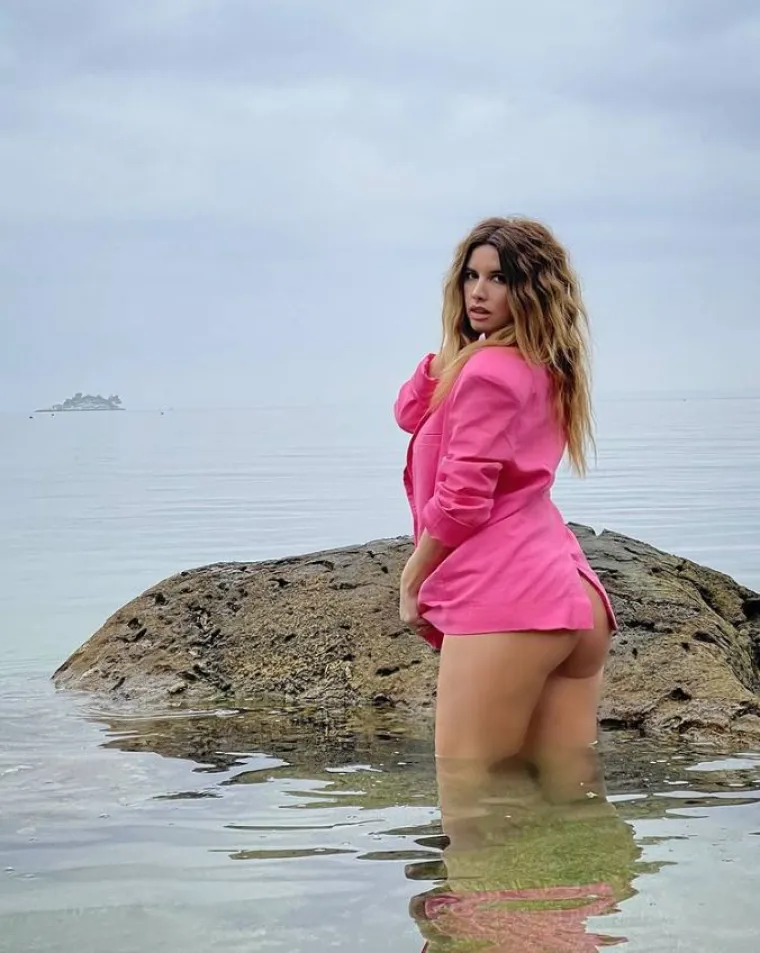 Uzburkala je javnost rasprodanim koncertom u zagrebačkom Lisinskom, kada je proslavila prvu godi&scaron;njicu samostalne karijere, a podr&scaron;ku su joj tada pružila brojna poznata lica hrvatske estrade.