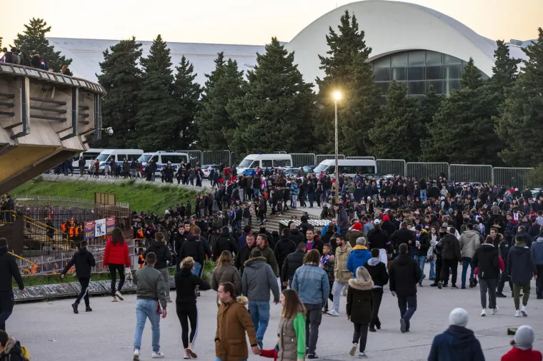 Euforija trese Split i Dalmaciju. Hajduk je prodao 32 000 ulaznica za posljednju utakmicu polusezone protiv Osijeka Nenada Bjelice, koji love jesenski naslov HNL-a. Navijači su se već lagano krenuli skupljati na Poljud i do&scaron;li su podržati svoj klub.
