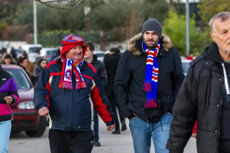 Euforija trese Split i Dalmaciju. Hajduk je prodao 32 000 ulaznica za posljednju utakmicu polusezone protiv Osijeka Nenada Bjelice, koji love jesenski naslov HNL-a. Navijači su se već lagano krenuli skupljati na Poljud i do&scaron;li su podržati svoj klub.
