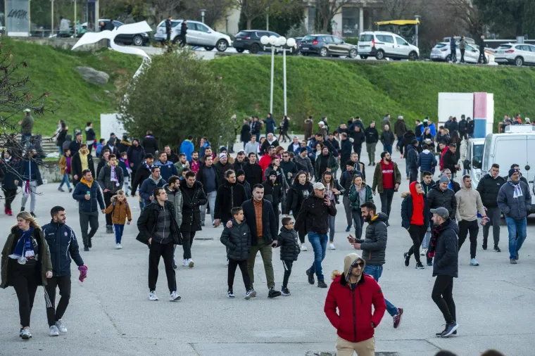 Euforija trese Split i Dalmaciju. Hajduk je prodao 32 000 ulaznica za posljednju utakmicu polusezone protiv Osijeka Nenada Bjelice, koji love jesenski naslov HNL-a. Navijači su se već lagano krenuli skupljati na Poljud i do&scaron;li su podržati svoj klub.