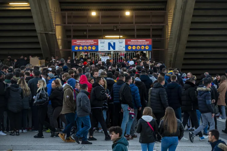 Euforija trese Split i Dalmaciju. Hajduk je prodao 32 000 ulaznica za posljednju utakmicu polusezone protiv Osijeka Nenada Bjelice, koji love jesenski naslov HNL-a. Navijači su se već lagano krenuli skupljati na Poljud i do&scaron;li su podržati svoj klub.