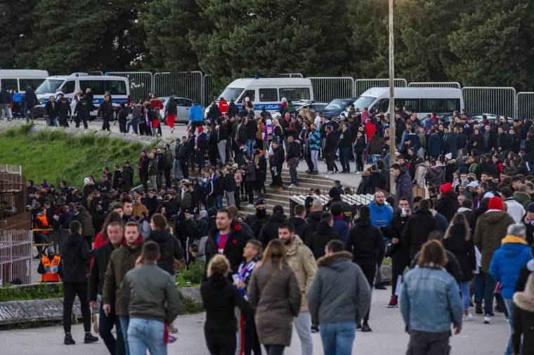 Euforija trese Split i Dalmaciju. Hajduk je prodao 32 000 ulaznica za posljednju utakmicu polusezone protiv Osijeka Nenada Bjelice, koji love jesenski naslov HNL-a. Navijači su se već lagano krenuli skupljati na Poljud i do&scaron;li su podržati svoj klub.